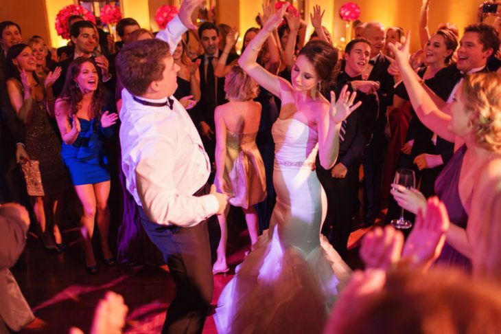 Pareja bailando el día de su boda 