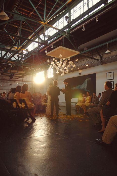 Pareja el día de su boda en una galería de arte 