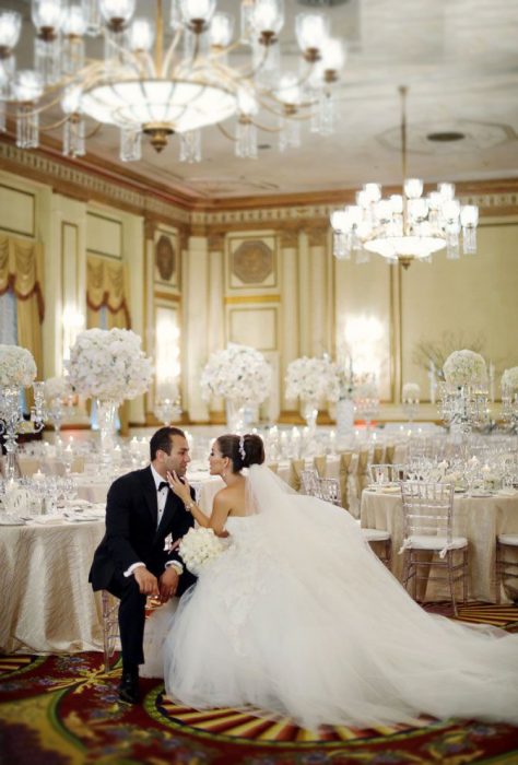 Pareja sentados en la recepción de su boda en un hotel 