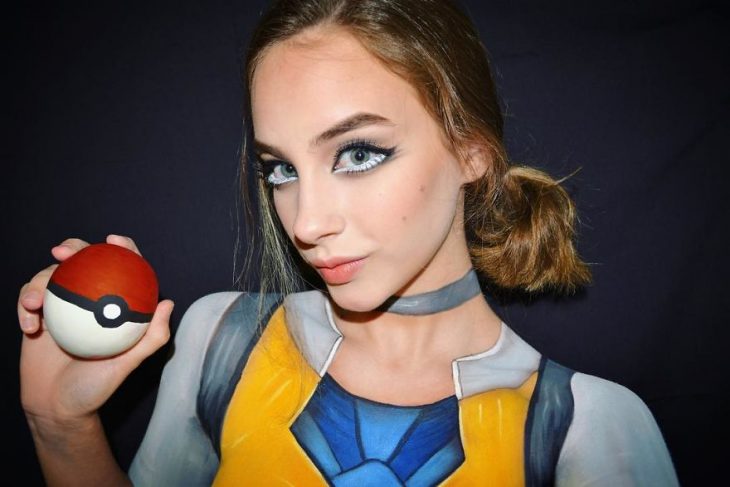 Chica creando maquillaje de fantasía inspirado en pokemon 