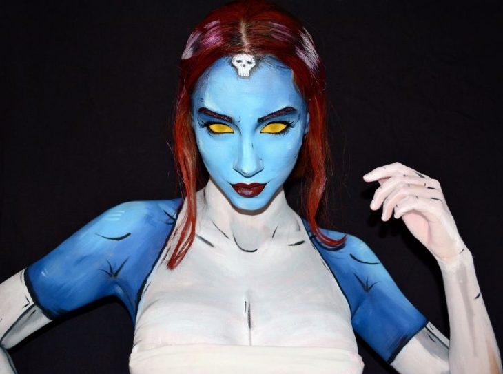 Chica creando maquillaje de fantasía inspirado en Mystique de x-men