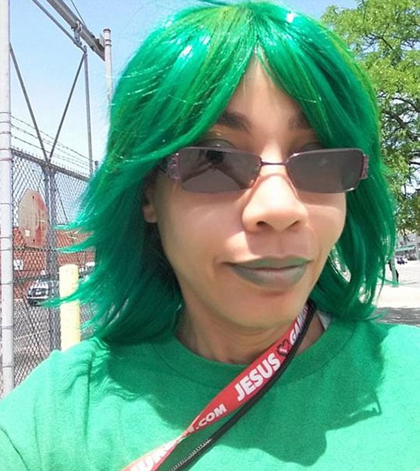 Mujer usando una peluca en color verde 