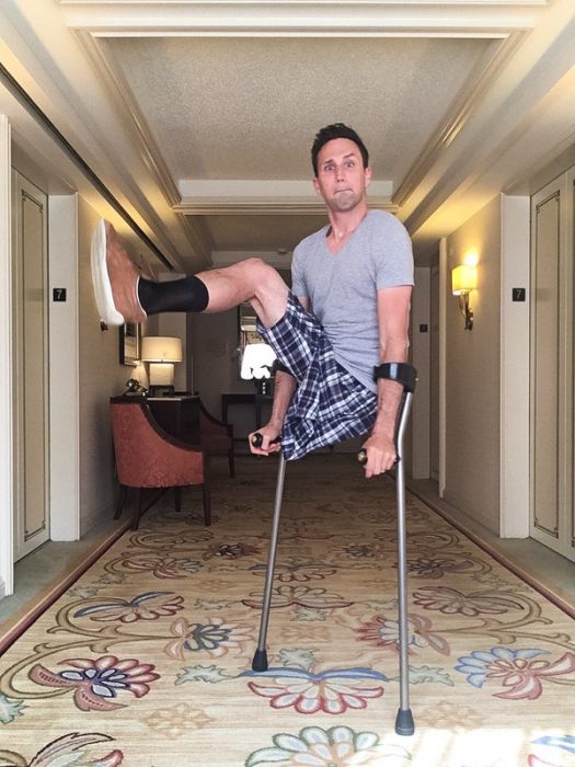 Chico sin una pierna saltando en medio del lobby de un hotel 