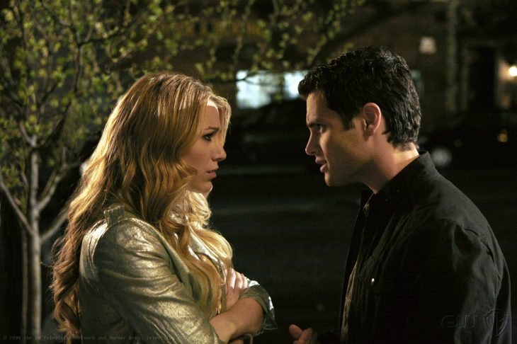 Escena de la serie gossip girls. Dan y Serena peleando 