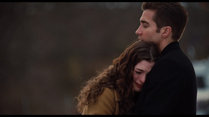 Escena de la película amor y tras adicciones. Pareja de novios llorando 