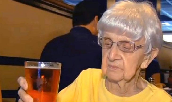 Anciana tomando cerveza