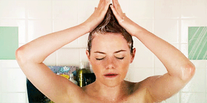 GIF Emma stone lavando su cabello 