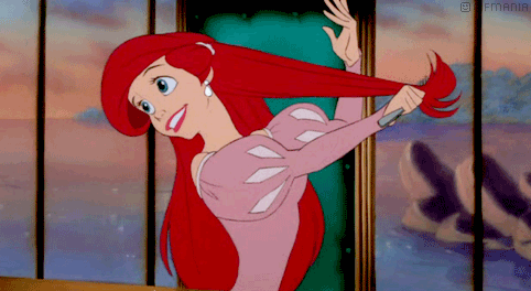 GIF Ariel de la sirenita cepillando su cabello 