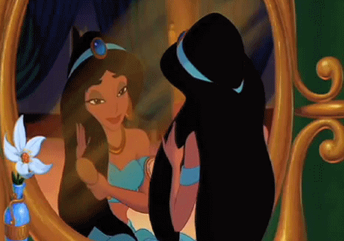 GIF Esmeralda de Aladino tocando su cabello