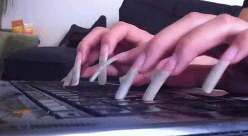 GIF Chica de uñas largas escribiendo en el teclado de la computadora 