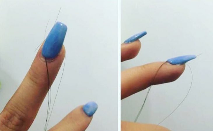 Chica con el cabello atrapado en las uñas postizas 