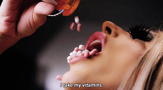GIF Chica tomando sus vitaminas 