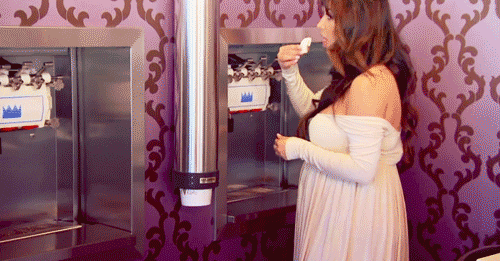 GIF Kim Kardashian comiendo helado directo de una maquina 