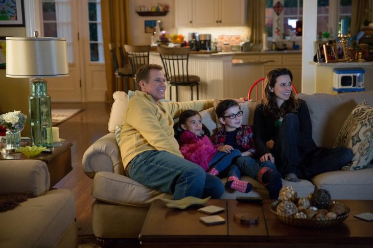 Escena de la película guerra de papás. Familia viendo la televisión 