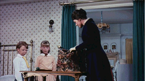 GIF escena de la película merry poppins. Mujer sacando un espejo de su bolso