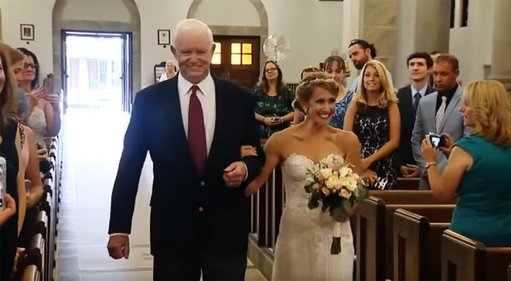 Hombre entregando en el altar a la hija del hombre que le dono el corazón 