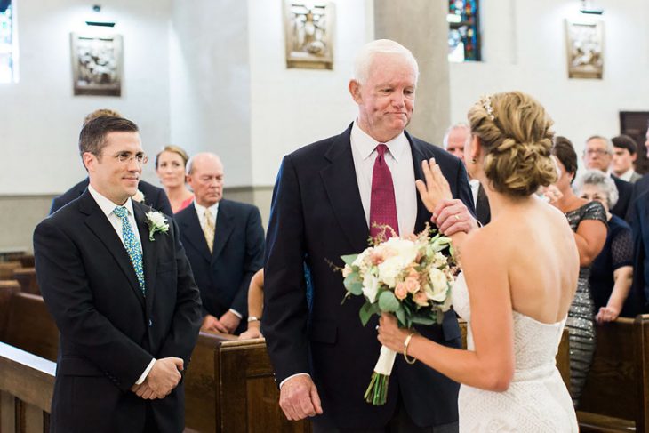 Hombre entregando en el altar a la hija del hombre que le donó su corazón 