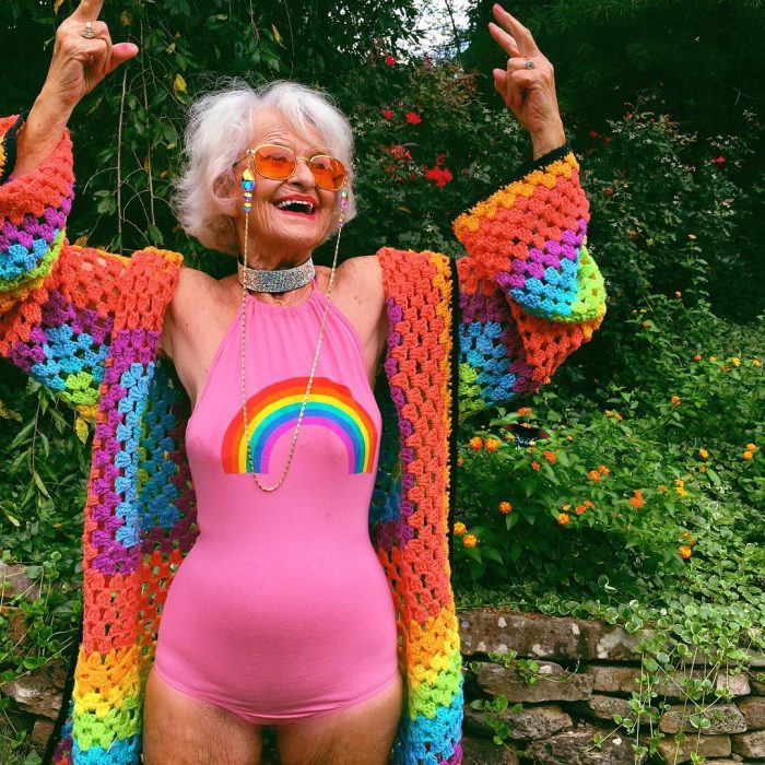 Abuela dbaddiewinkle de 88 años usando un traje de color rosa con un arcoiris 