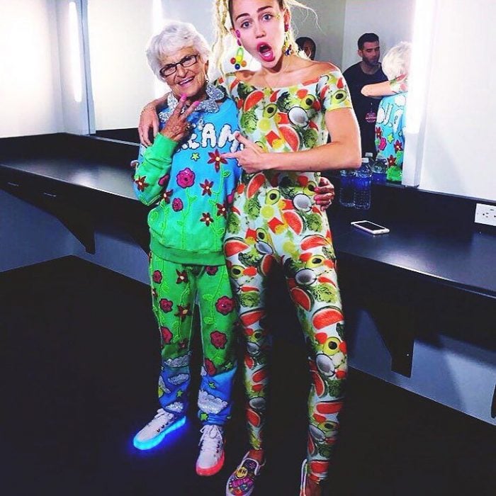Abuela dbaddiewinkle de 88 años junto a Miley Cirys 