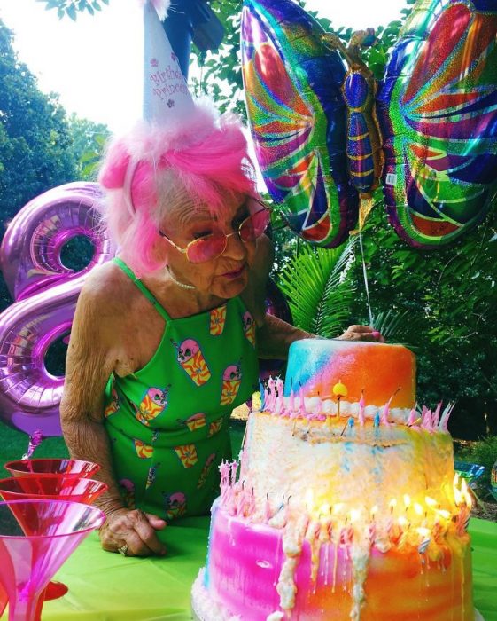 Abuela dbaddiewinkle de 88 años soplando las velas de un pastel 