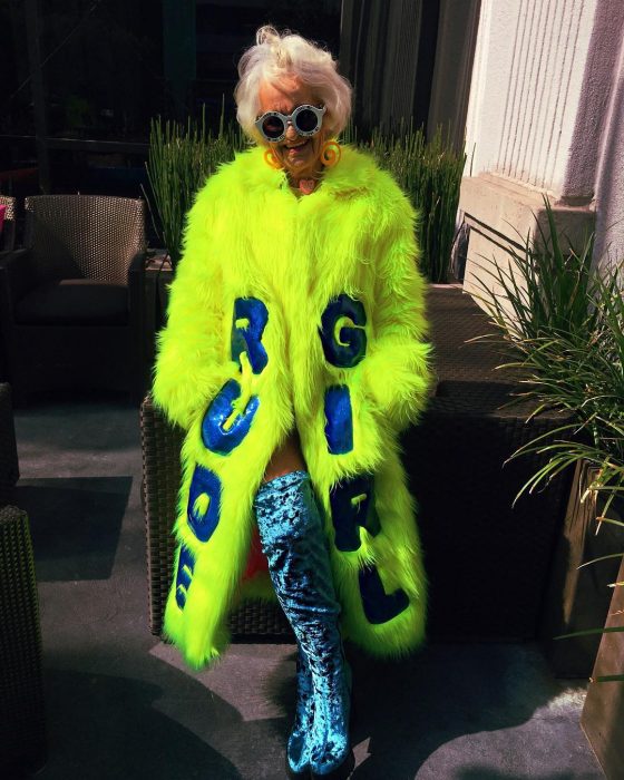 Abuela dbaddiewinkle de 88 años usando un abrigo de color verde neón 