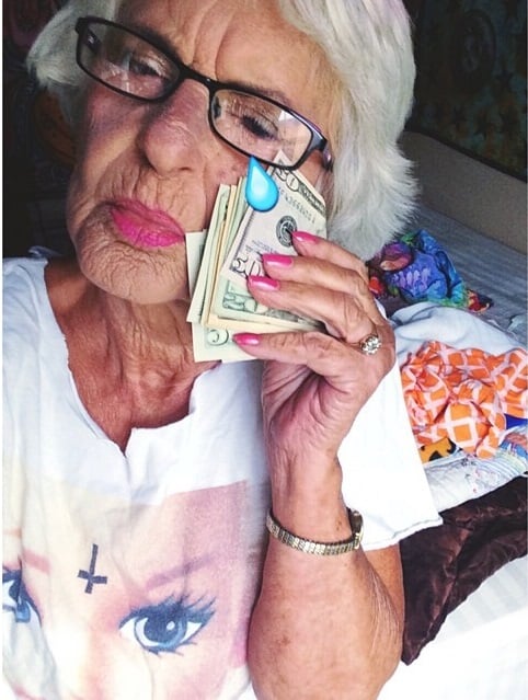 Abuela dbaddiewinkle de 88 años limpiando sus lagrimas con dólares 