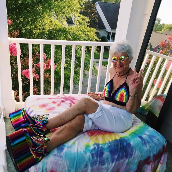 Abuela dbaddiewinkle de 88 años usando unas plataformas mientras está sentada en un sofá 