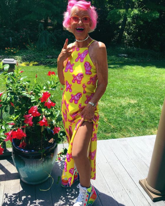 Abuela dbaddiewinkle de 88 años usando un vestido de color amarillo con mariposas de color rosa 