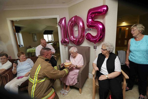 Festeja 105 años con bomberos