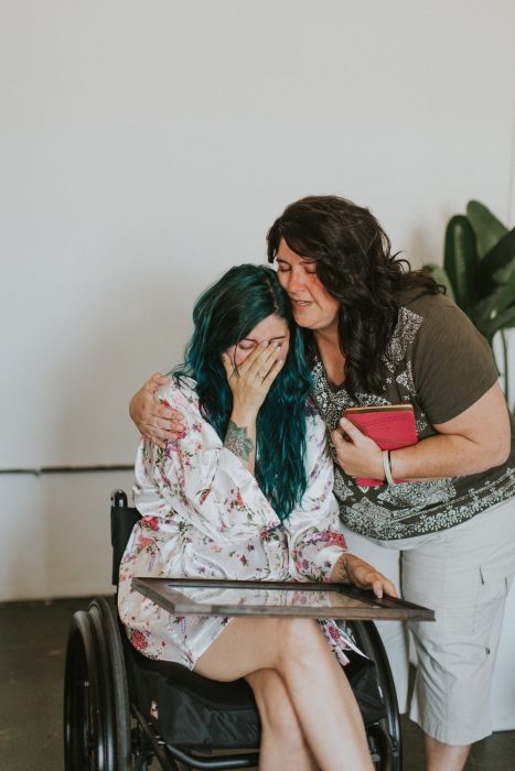 Chica en una silla de ruedas llorando el día de su boda 