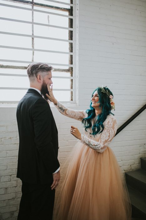 Chica limpiando las lagrimas de su esposo el día de su boda