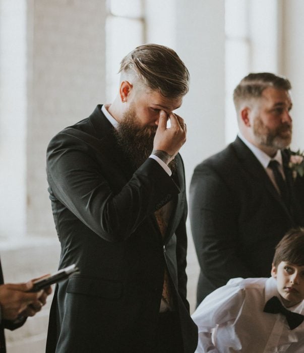 Novio llorando al ver que su esposa caminaba hacia el altar 