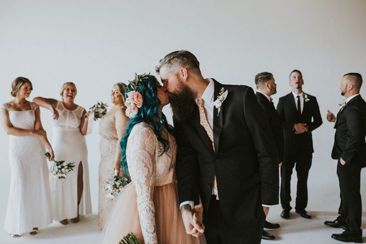 Pareja de novios el día de su boda besándose 