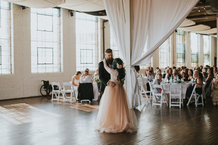 Pareja de novios bailando el día de su boda 