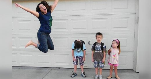 Estos padres demostraron su felicidad por el regreso a clases