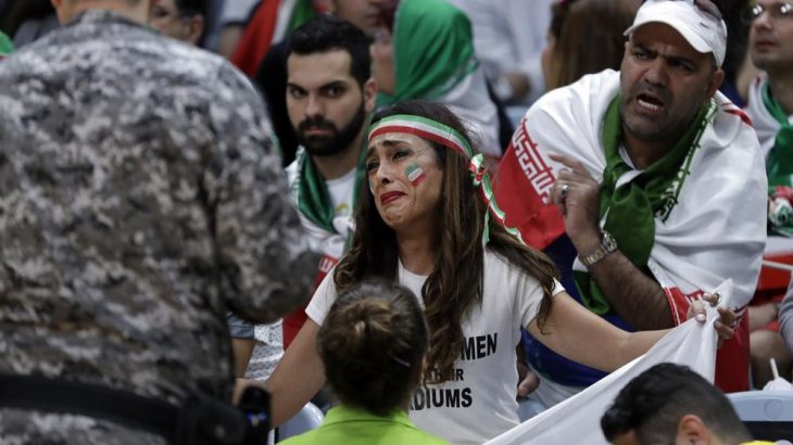 chica iraní con policías en juegos olímpicos