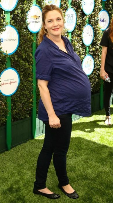 Drew Barrymore embarazada posando para una fotografía 