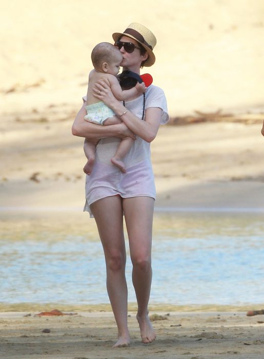 Anne Hathaway en la playa junto a su bebé 