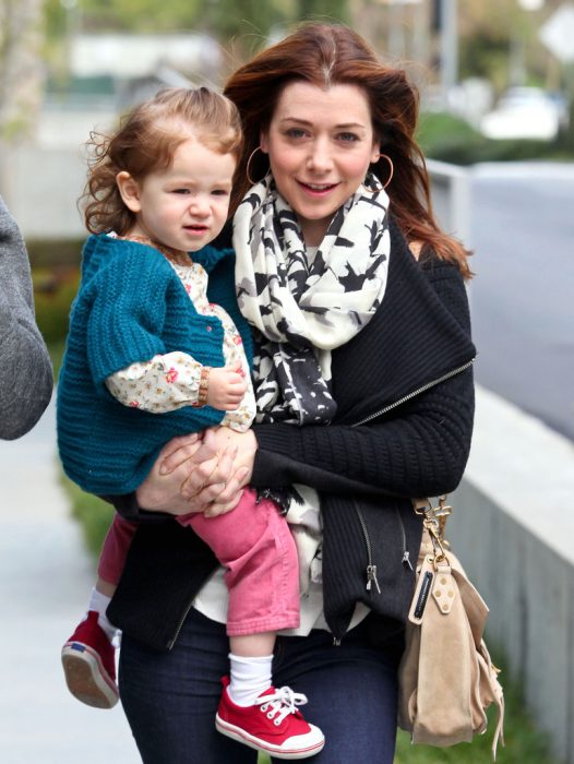 Jennifer Love Hewitt caminando junto con su bebé por la calle 