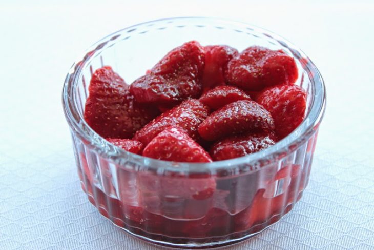 Fresas en recipiente de vidrio. 