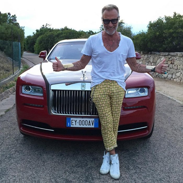 Gianluca Vacchi recargado en un carro 