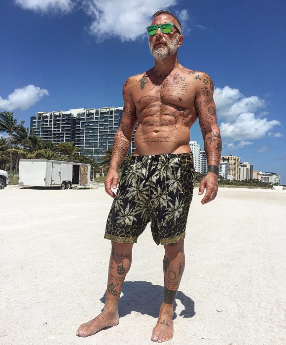 Gianluca Vacchi en la playa 