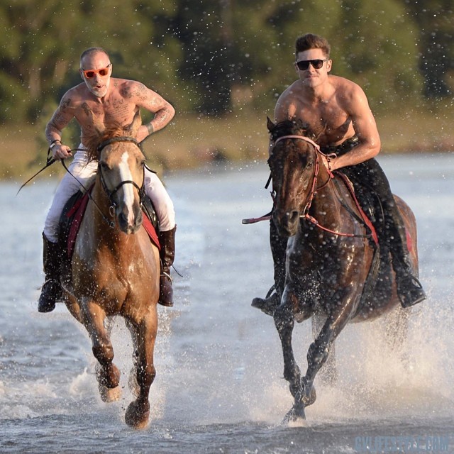 Gianluca Vacchi y Zac Efron cabalgando 