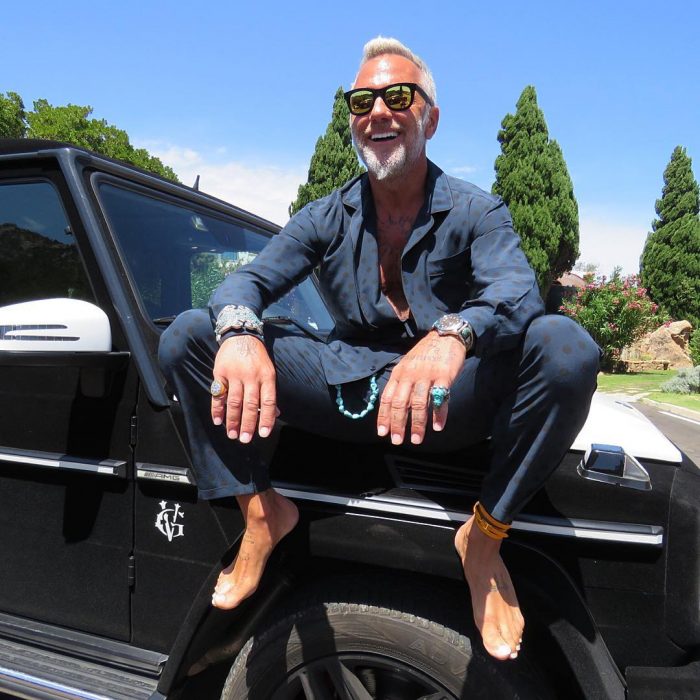 Gianluca Vacchi sentado en una Hummer 