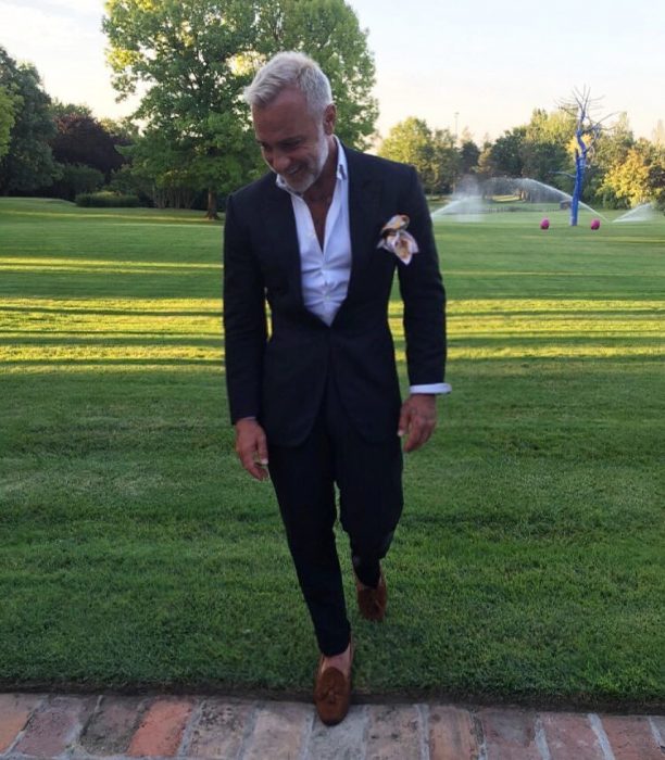 Gianluca Vacchi con traje elegante 