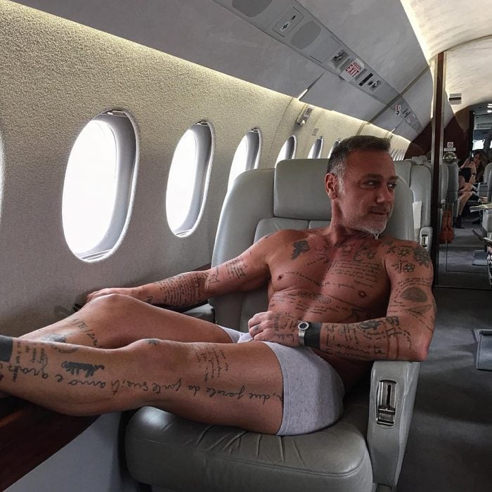 Gianluca Vacchi en su avión privado 