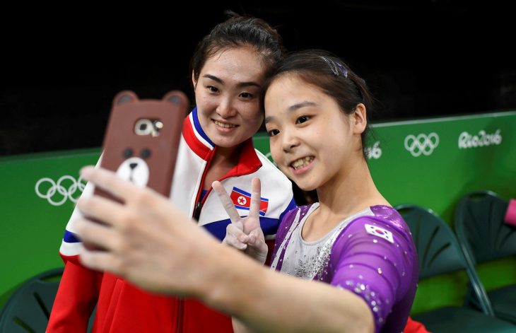 Gimnastas de Corea del Norte y del Sur tomándose una Selfie 