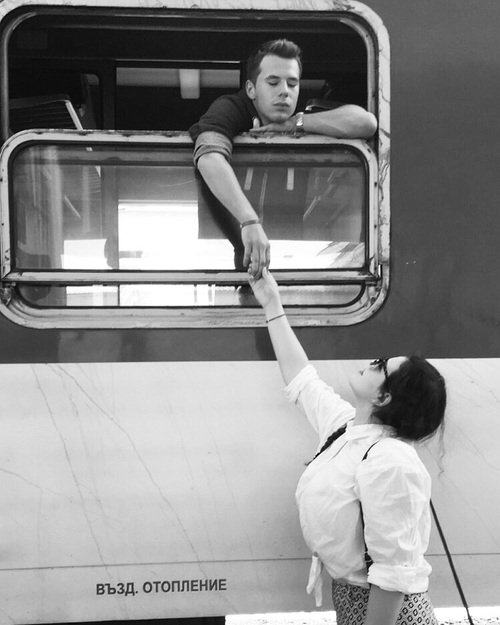 pareja despidiéndose en tren