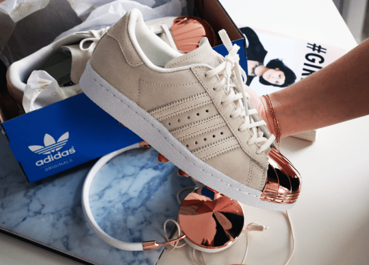 tenis blancos con punta de color rosa gold adidas 