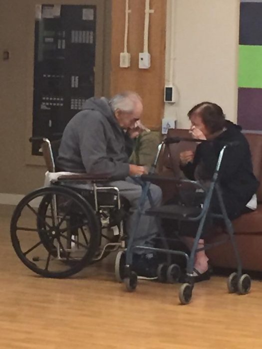 pareja de ancianos sentados llorando